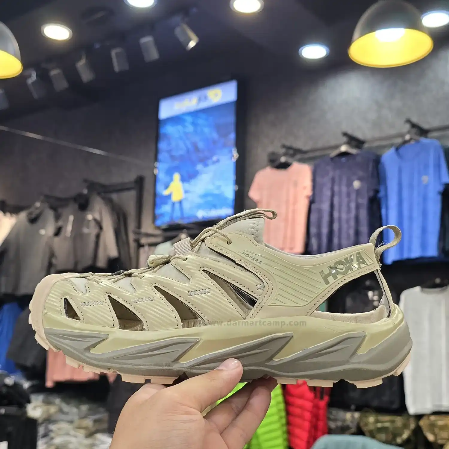 صندل پیاده روی ( شهری )زنانه و مردانه برند هوکا مدل run 7 صندل طبیعتگردی و آبنوردی هوکا کرم
