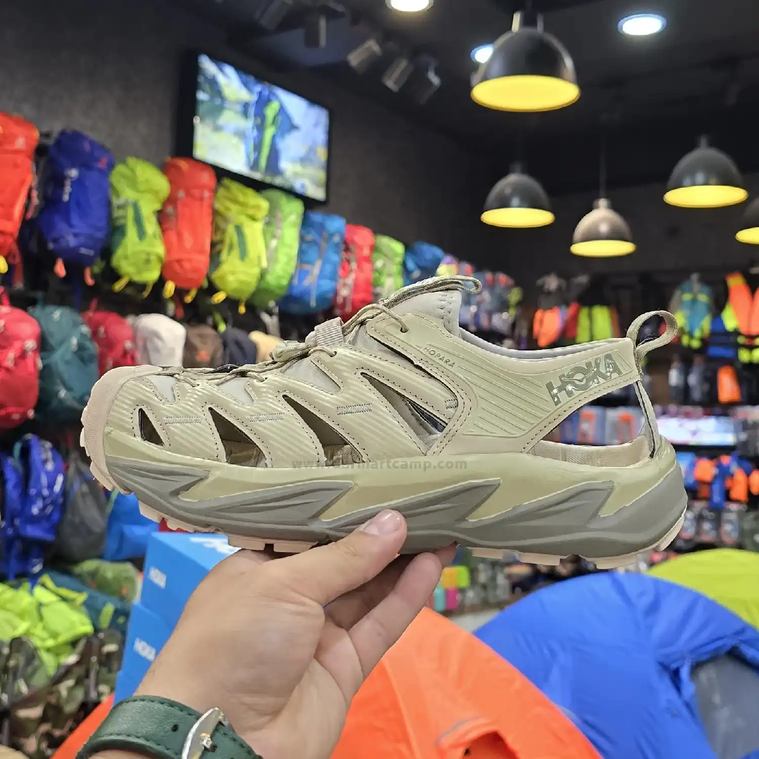 صندل پیاده روی ( شهری )زنانه و مردانه برند هوکا مدل run 6 صندل طبیعتگردی و آبنوردی هوکا کرم