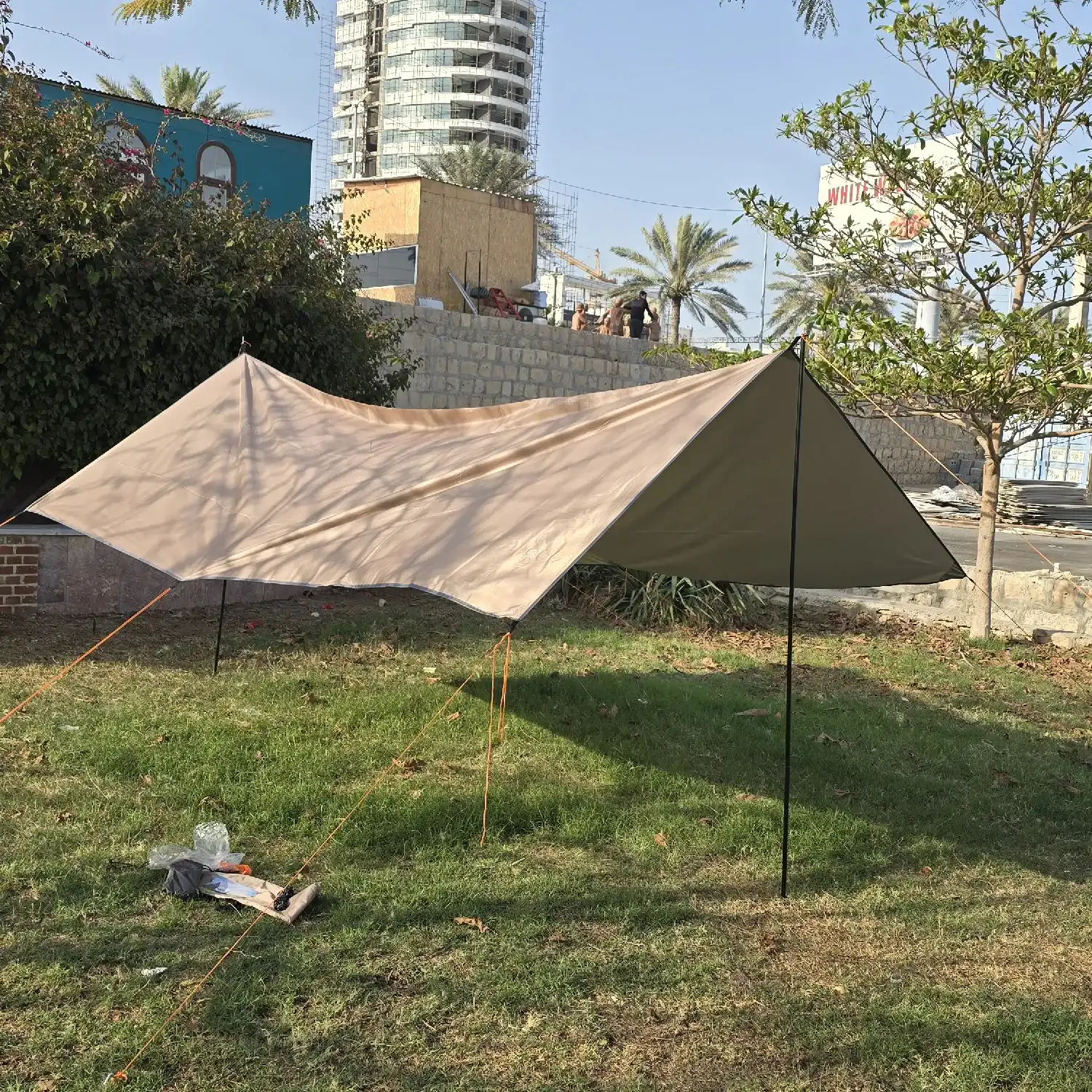 سایه بان سفری تیرک دار تارپ پایه دار سایز 3×4 6 سایه بان تیرک دار تارپ پایه دار مناسب برای طبیعتگردی و کوهنوردی و مسافرت و آفرود.... سایز 3×4